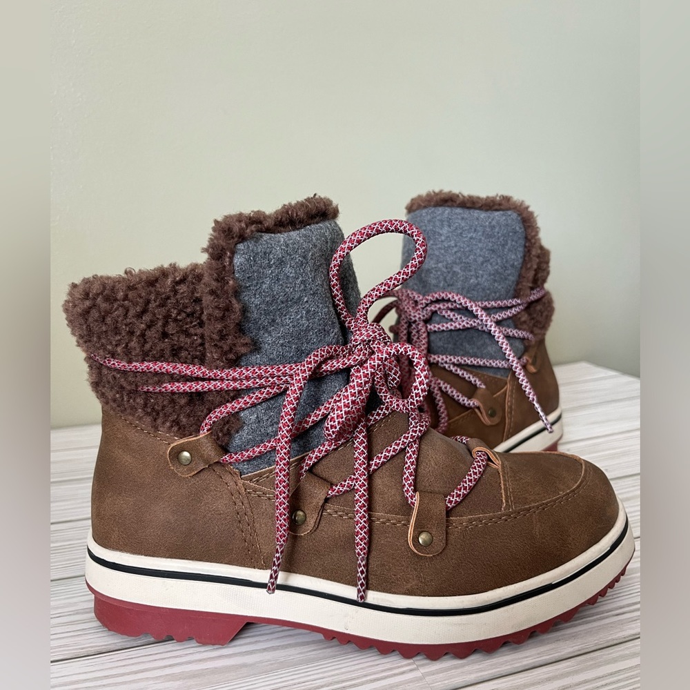 Maurice’s Wren Brown Sherpa Lace Up Duck Boot Women’s 7.5